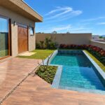 Piscina e deck da casa térrea no Condomínio Alto do Sion, Atibaia