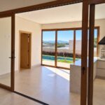 Sala integrada com vista para a piscina da casa térrea no Condomínio Alto do Sion, Atibaia