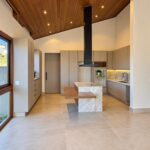 Cozinha com ilha e coifa da casa térrea no Condomínio Alto do Sion, Atibaia