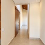 Corredor de acesso às suítes da casa térrea no Condomínio Alto do Sion, Atibaia
