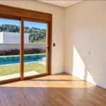 Suíte com vista para a piscina da casa térrea no Condomínio Alto do Sion, Atibaia
