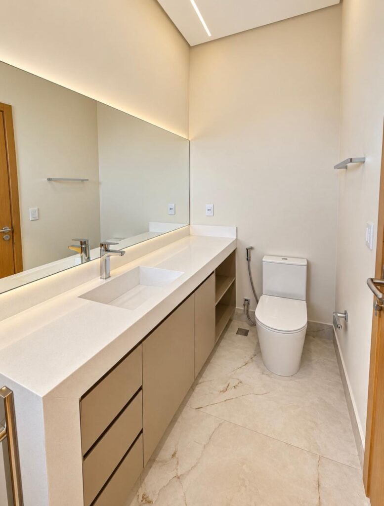 Banheiro com bancada planejada da casa térrea no Condomínio Alto do Sion, Atibaia